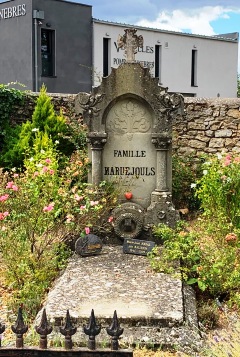 ... et tombeau Maruejouls à Villefranche-de-Rouergue.